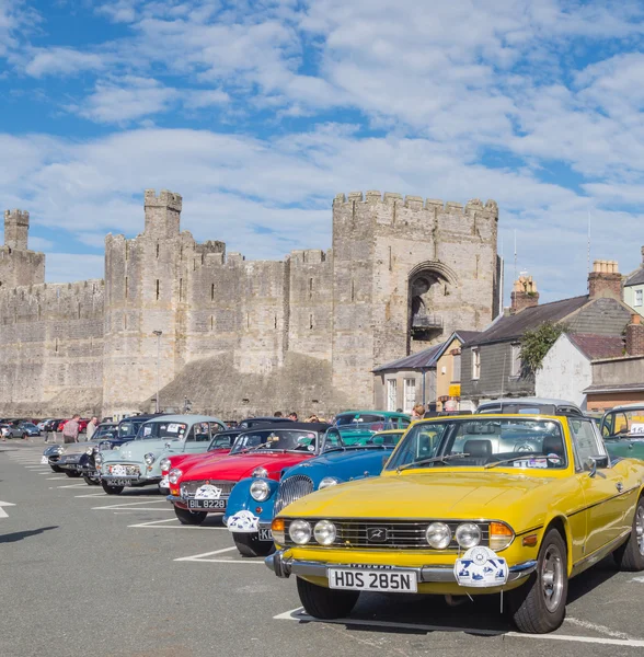 Carros clássicos vintage participando de uma trilha no norte do País de Gales — Fotografia de Stock