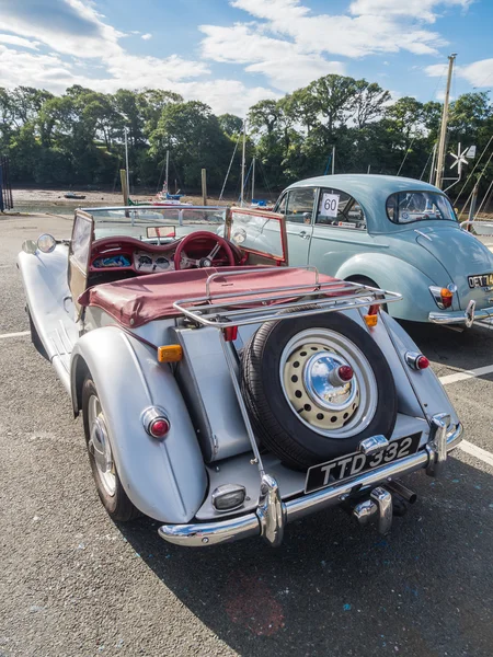 Kuzey Galler'deki çalıştırmak bir iz katılan vintage klasik arabalar — Stok fotoğraf