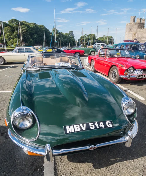 Voitures anciennes classiques participant à un trail au Pays de Galles du Nord — Photo