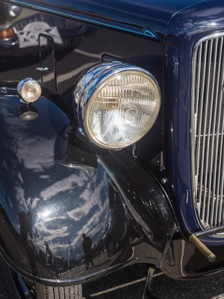 Headlight of vintage classic cars taking part in a trail run in — Stock Photo, Image