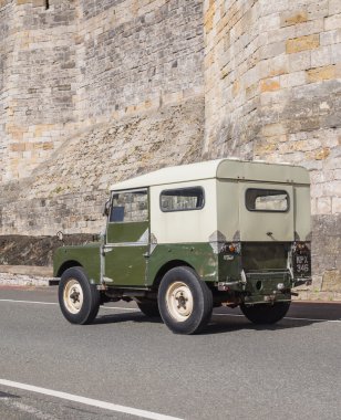 Kuzey Galler'deki çalıştırmak bir iz katılan vintage klasik otomobil