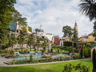 İtalyanca süslü binalar portmeirion, Galler esinlenerek.