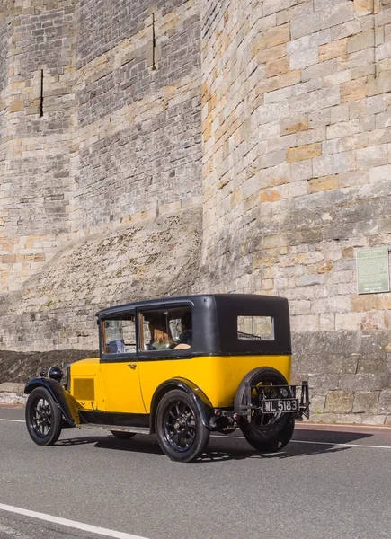 Vintage classic car taking part in a trail run in North Wales — Stock Photo, Image