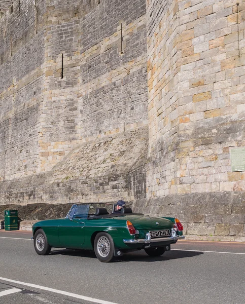 Vintage classic car taking part in a trail run in North Wales — Stock Photo, Image