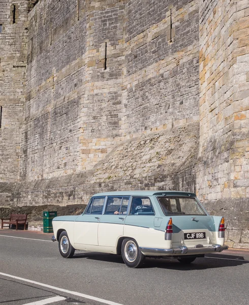 Coche clásico vintage participando en un trail run en el norte de Gales — Foto de Stock