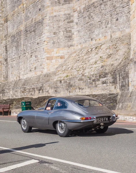 Vintage classic car taking part in a trail run in North Wales — Stock Photo, Image