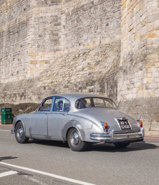 Kuzey Galler'deki çalıştırmak bir iz katılan vintage klasik otomobil