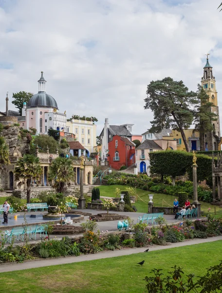 Italiaans geïnspireerd sierlijke gebouwen in portmeirion, wales — Stockfoto