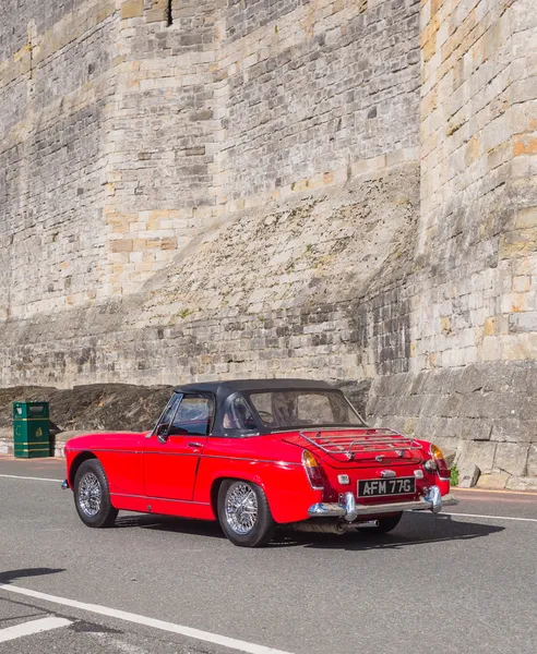 Carro clássico vintage participando de uma trilha no norte do País de Gales — Fotografia de Stock