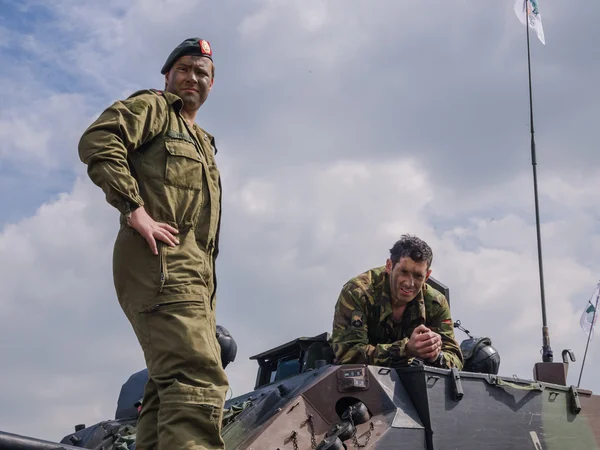 Soldat en véhicule militaire néerlandais — Photo