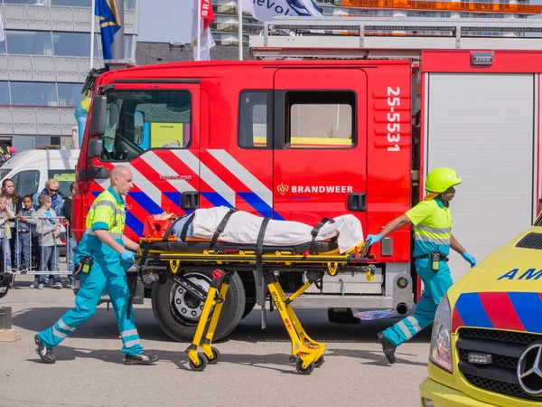 Nederlandse brandweer en medische diensten in actie — Stockfoto