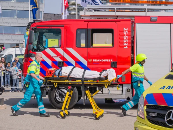 Hasičů nizozemského a lékařské služby v akci — Stock fotografie