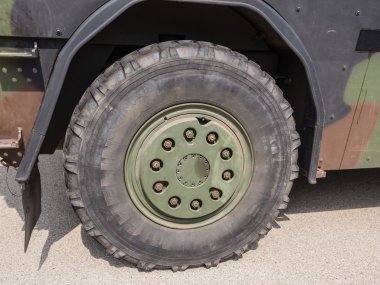 askeri araç tekerleği