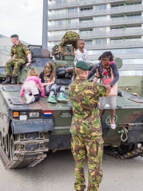 タイの寺院の屋根工事