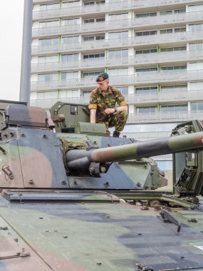 Tank üzerinde oturan asker