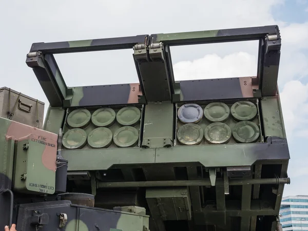 Lance-roquettes militaire MLRS — Photo