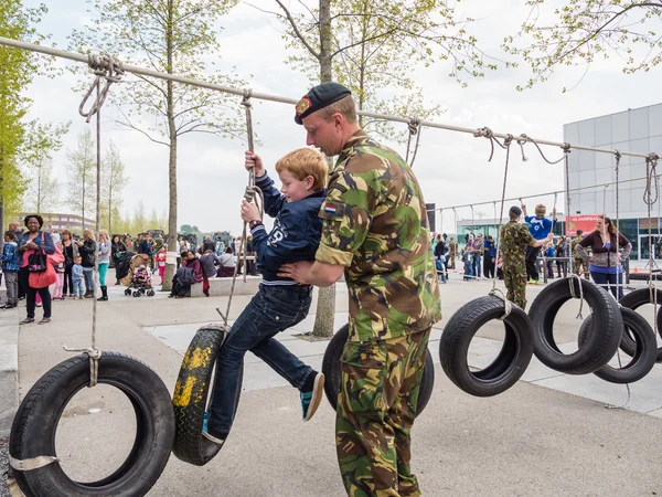 Dzieci biegają wojskowy tor przeszkód — Zdjęcie stockowe