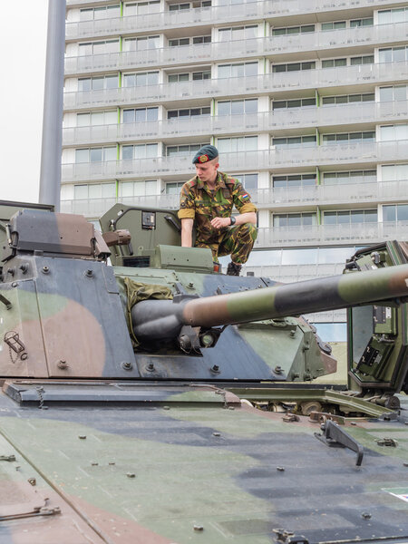 Солдат сидит на танке
