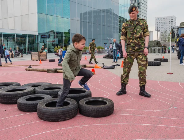 Bambini che corrono corsa ad ostacoli militare — Foto Stock