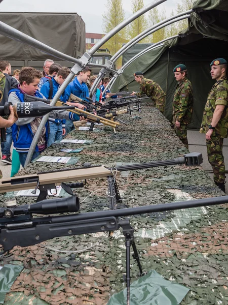 Bambini che provano fucili il giorno dell'esercito — Foto Stock