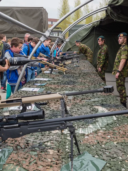 Kinder probieren am Armeetag Gewehre aus — Stockfoto