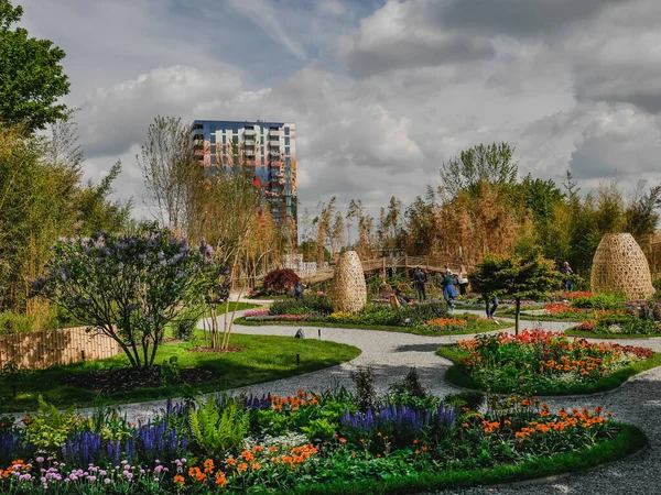 Almere 2022 'deki uluslararası bahçıvanlık Floriade Fuarı' nda Çin pavyonu.