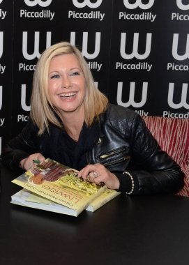 Londra, İngiltere - 19 Nisan 2012: Olivia Newton-John, LivWise: Easy Recipes for a Health Happy Life at Waterstones Piccadilly adlı kitabının kopyalarını imzaladı.