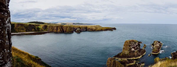 Panoramatický Výhled Zázemí Velkolepého Hradu Dunnottar Podél Pobřeží Aberdeenshire Skotsko — Stock fotografie