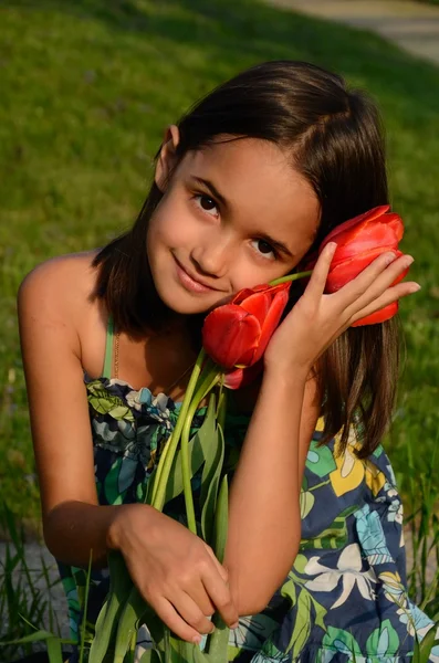 花愛する少女 — ストック写真