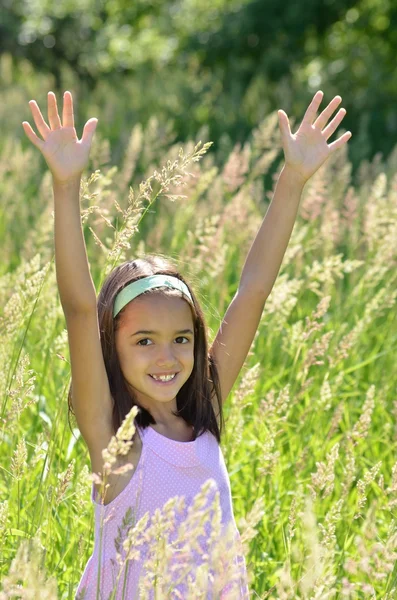 Chica hispana disfruta de la naturaleza — Foto de Stock