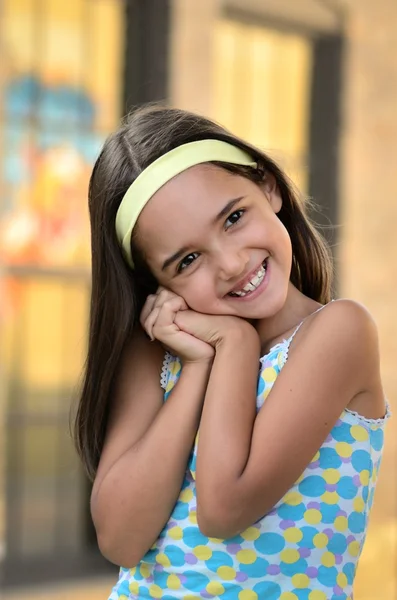 Hübsches hispanisches Mädchen lächelt Stockbild