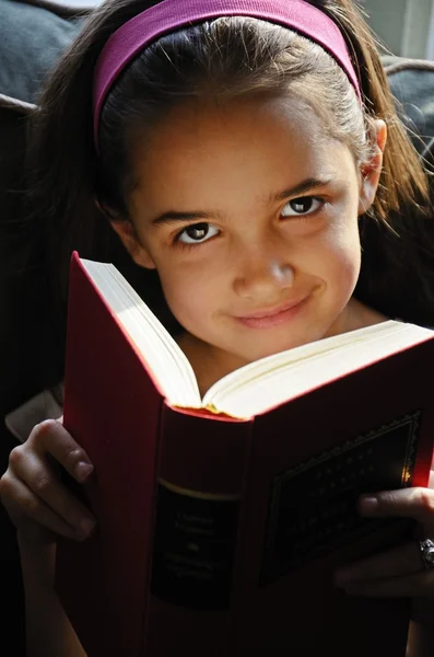 Pequeña chica hispana leyendo — Foto de Stock