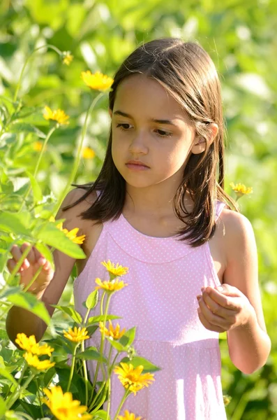 ヒスパニック系の女の子は彼女の庭を楽しんでいます。 — ストック写真
