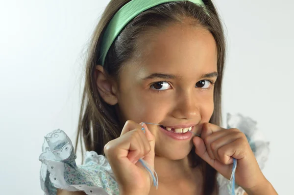 小西班牙裔女孩使用牙线 — 图库照片