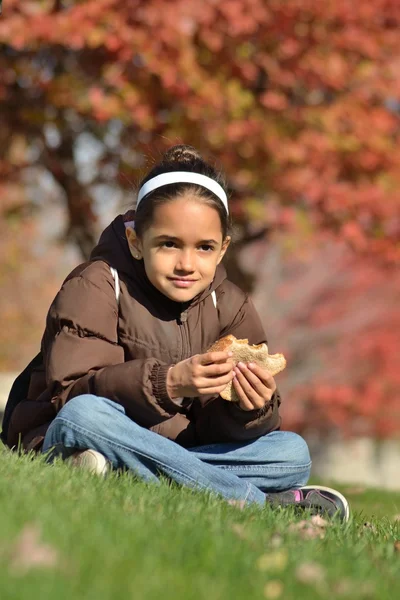 Chica hispana come sándwich —  Fotos de Stock
