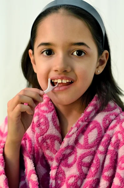 Pequeña niña hispana higiene oral —  Fotos de Stock