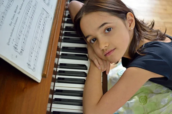 Verträumter junger Pianist Stockbild