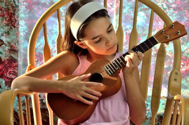küçük İspanyol gitar çalıyor