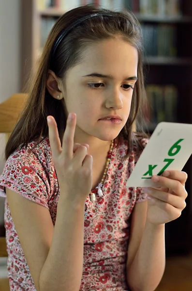 Kleines hispanisches Mädchen macht Mathe lizenzfreie Stockbilder