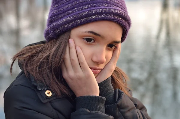 Kleines hispanisches Mädchen mit traurigem Gesicht Stockbild