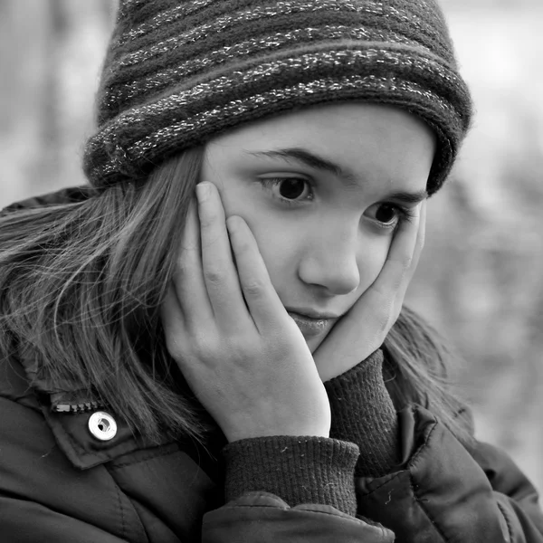 छोटी लड़की अवसादग्रस्त देख रही — स्टॉक फ़ोटो, इमेज
