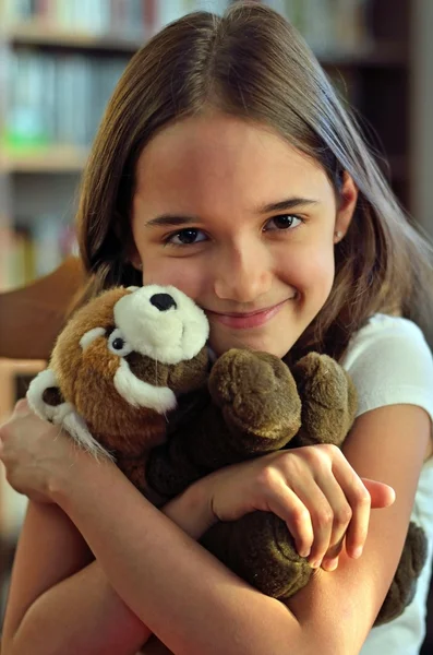 Kleines Mädchen mit Teddybär Stockbild