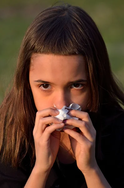 코를 불고 있는 어린 소녀 — 스톡 사진