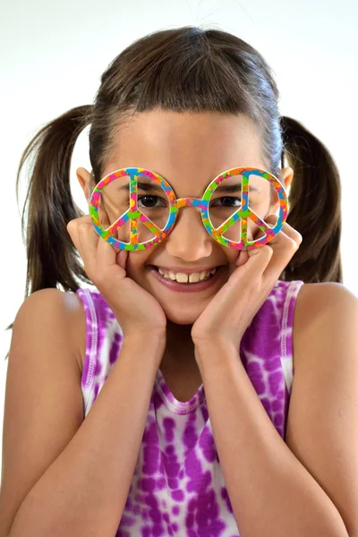 Enfant hispanique avec des lunettes drôles — Photo