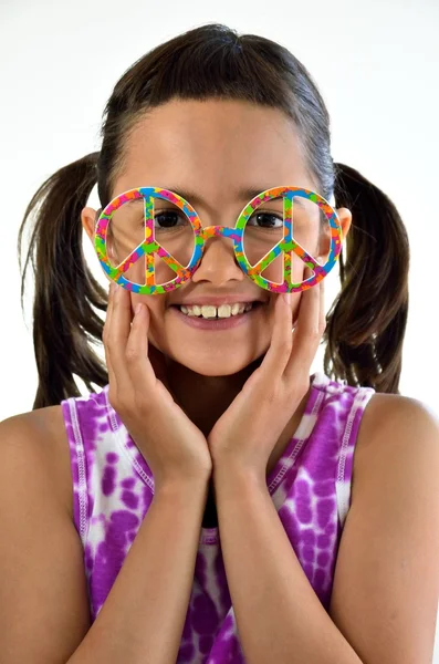 和平眼镜的小女孩 — 图库照片