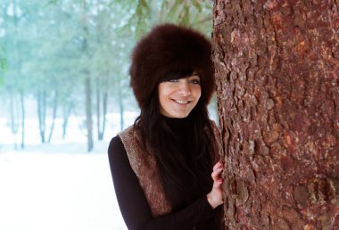 ağacın yanında güzel bir kadın