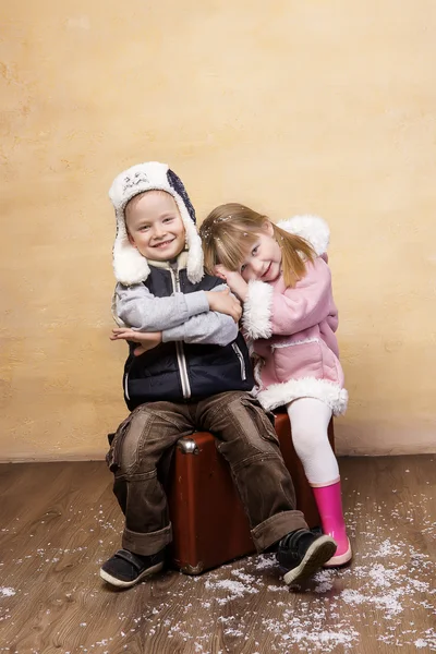 Coppia d'amore seduta su una valigia — Foto Stock