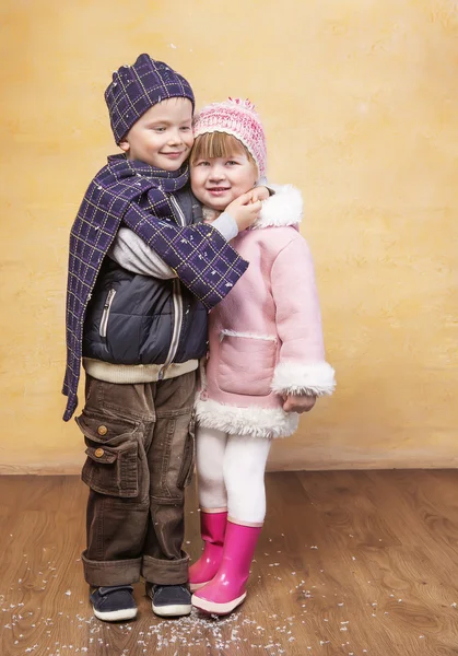 Menino com uma menina abraçando — Fotografia de Stock