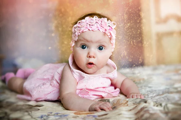Meisje van de baby in roze jurk — Stockfoto