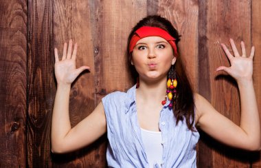 Kız ellerini kaldır.